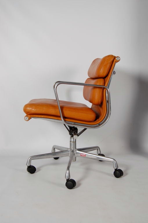 American Charles and Ray Eames ; Soft Pad Desk Chair
