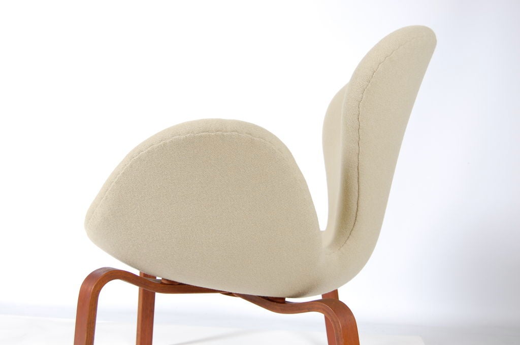 Arne Jacobsen ; Swan With Wooden Legs 2