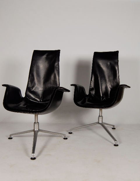 Single Bird chair in black leather.