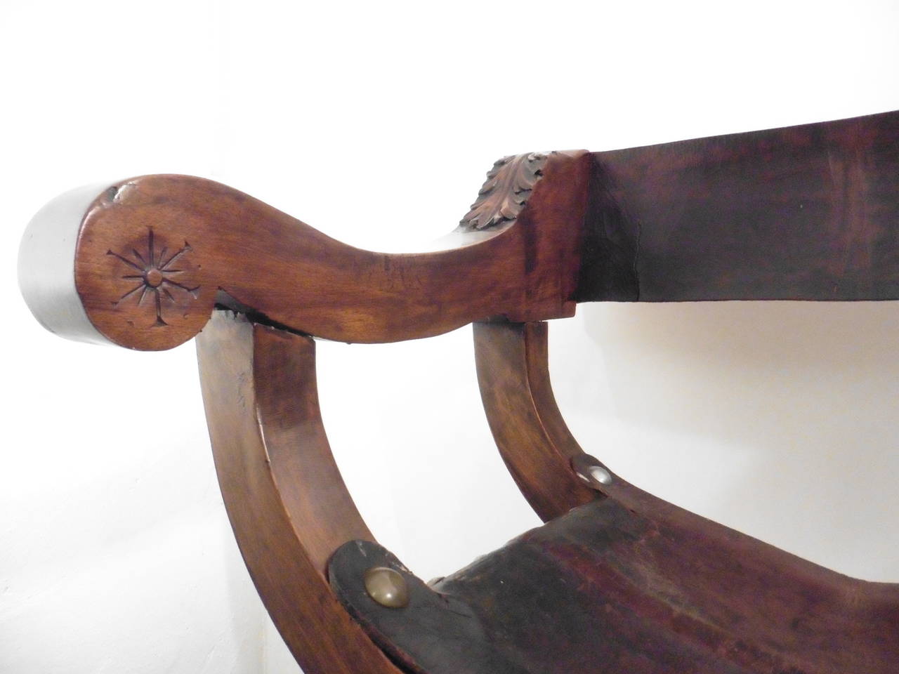 Italian Pair of Tuscan Walnut and Leather ‘Savonarola’ Folding Hall Chairs, circa 1860