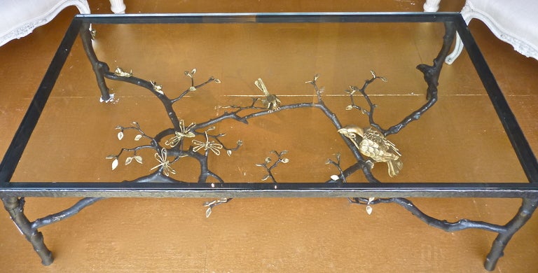 table basse 'Perroquet' en bronze patiné et poli:: avec plateau en verre. Un exemple absolument stupéfiant de l'artiste belge contemporaine:: Paula Swinnen. Sa créativité unique et son art appliqué d'une finesse exceptionnelle sont inspirés par le