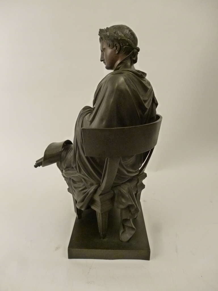 Statue en bronze de qualité exceptionnelle représentant le grand poète romain Horace (Quintus Horacius Flaccus):: vêtu d'une toge et portant la couronne de laurier du poète:: assis avec un stylo et un rouleau. Estampillé 