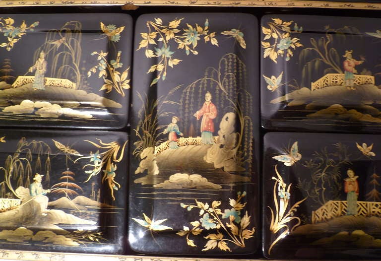 Early Victorian Chinoiserie Papier Mache Lacquered Box c.1840 In Good Condition In London, GB