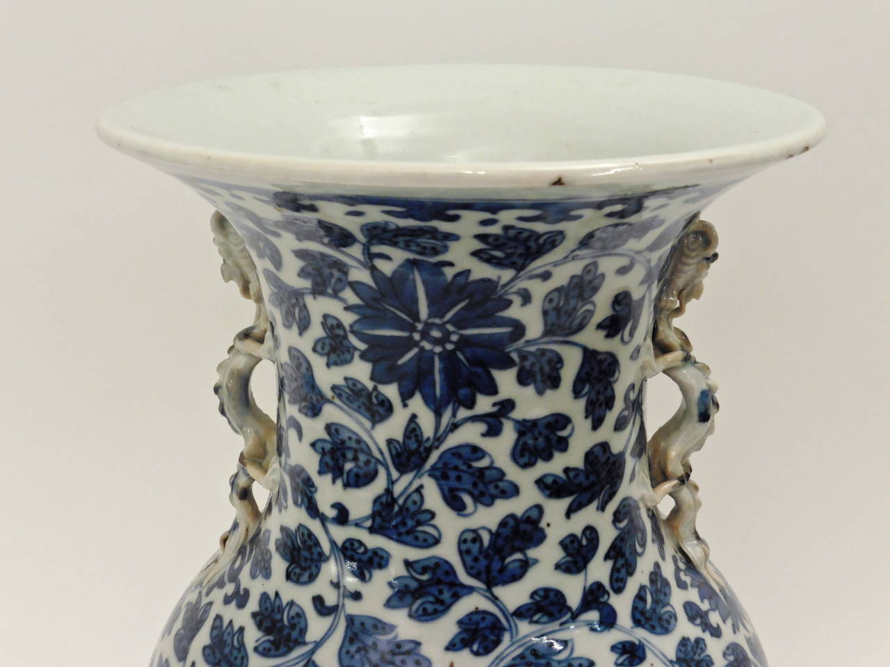 Pair of Chinese Blue and White Porcelain Vases, circa 1860 For Sale 1
