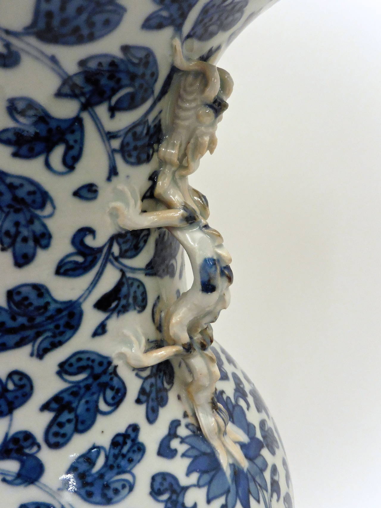 Pair of Chinese Blue and White Porcelain Vases, circa 1860 For Sale 2