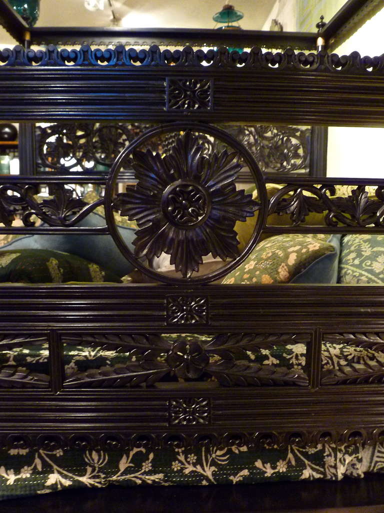 Indo Portugese Carved Ebonised Rosewood Four Poster Bed Late 19th Century In Good Condition For Sale In London, GB