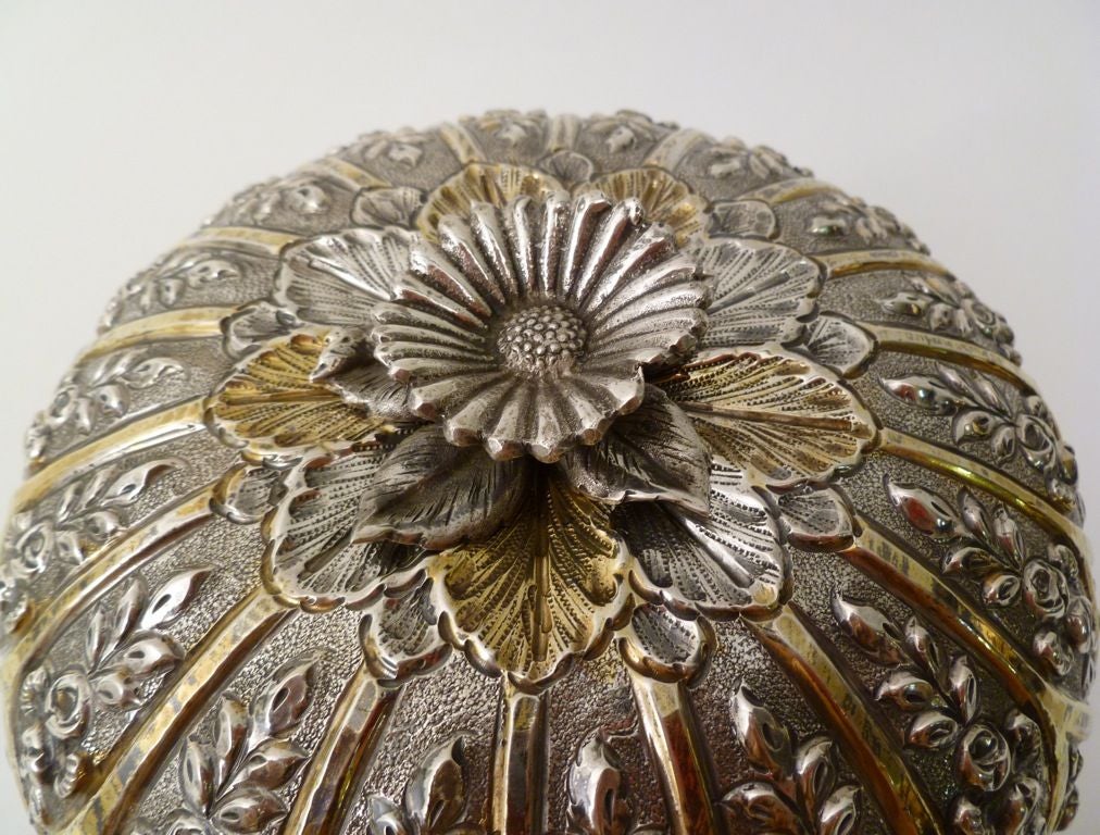 Turkish 900 grade silver pumpkin shape box with stylistic floral decoration, silver mark for Turkish Republic from 1923