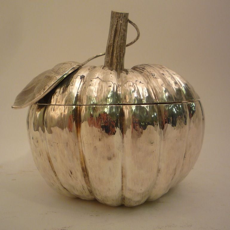 Italian (925) grade silver casket, c.1950<br />
Designed as a pumpkin with extending silver stem and leaf and with removable cover. Fully hall marked - stamped with sterling and makers mark for Fratelli Cacchione (est. 1889).