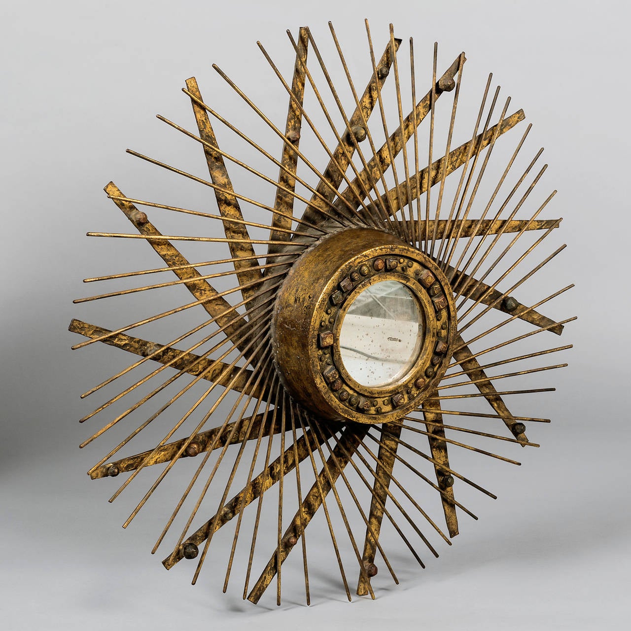 französischer Brutalismus-Spiralspiegel aus vergoldetem und patiniertem Metall aus den 1950er Jahren.