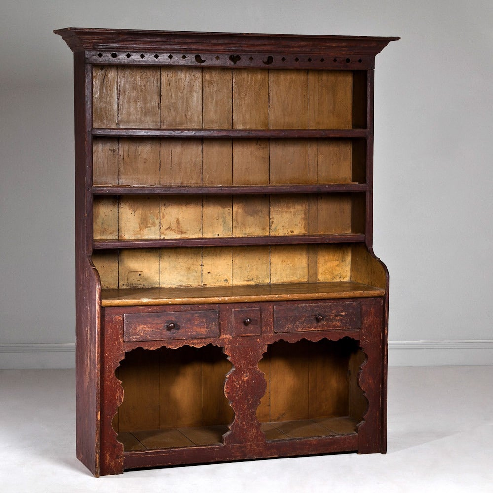 An Early 19th Century Irish Painted Dresser In Good Condition In London, GB
