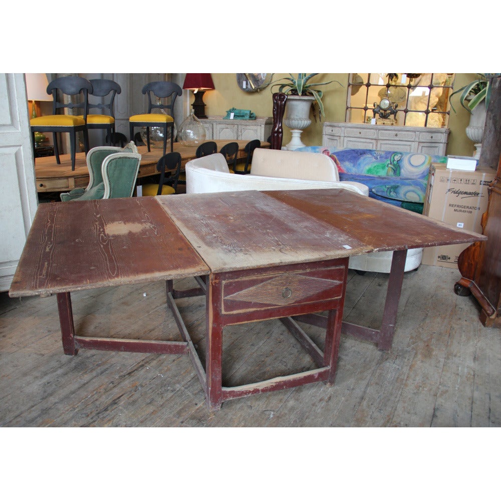A Swedish Red Painted Drop Leaf Table c. 1820s In Good Condition In London, GB