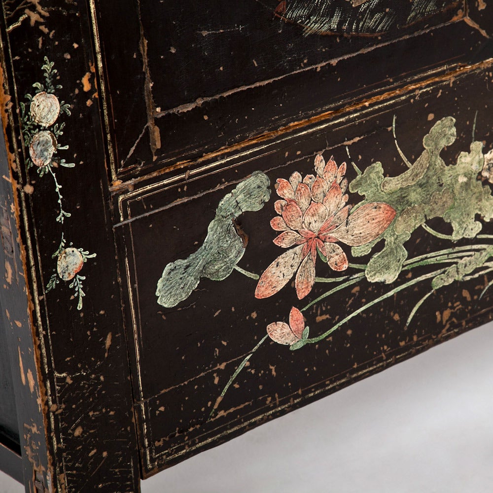 Early 19th Century Two-Door Lacquered Chinese Cabinet For Sale 3