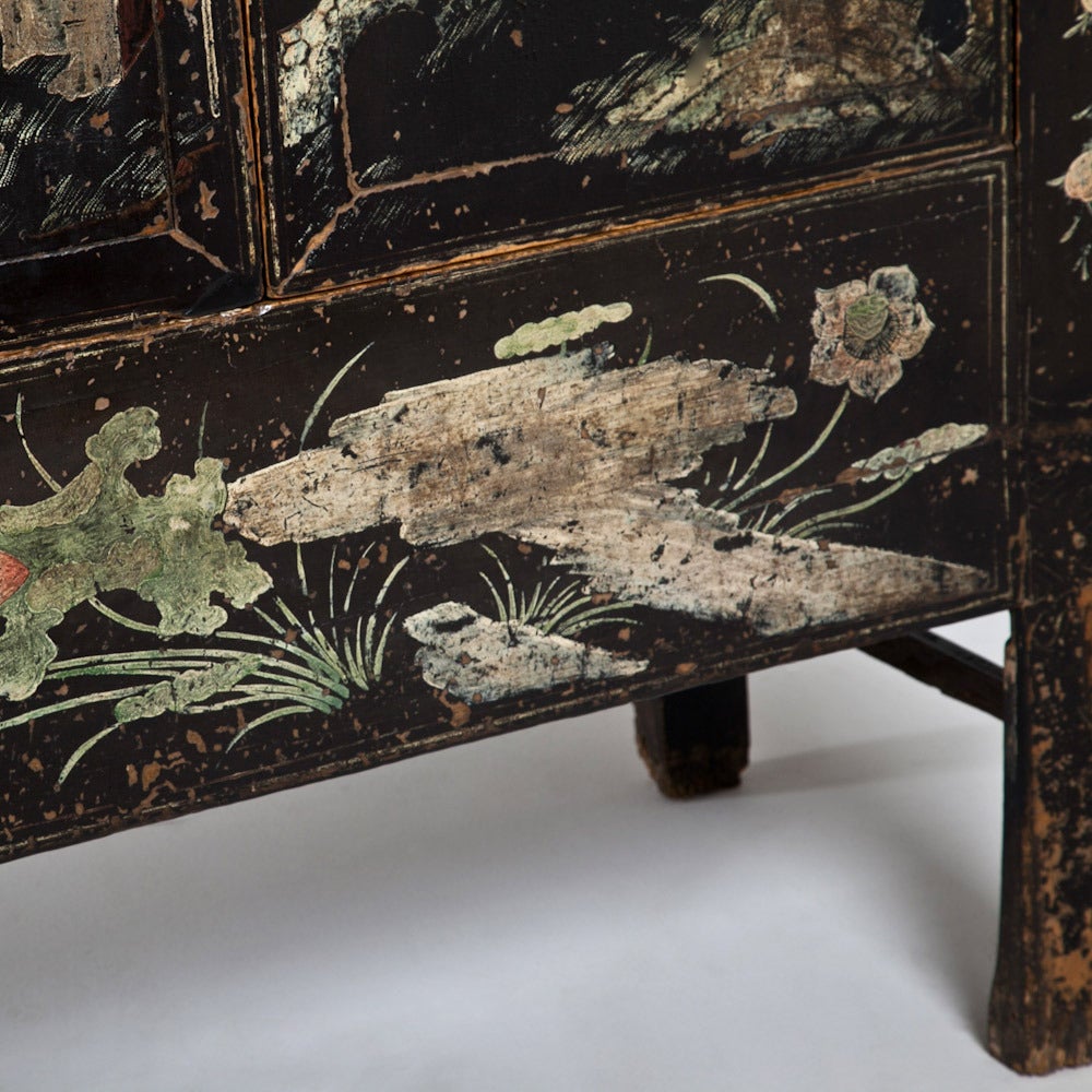 Early 19th Century Two-Door Lacquered Chinese Cabinet For Sale 4