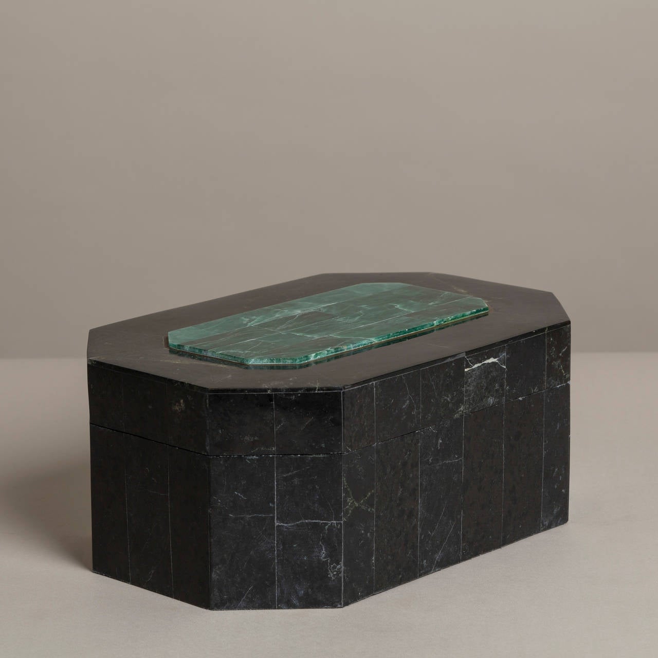 British Hexagonal Maitland Smith Stone Veneered Lidded Box with Malachite Inlay, 1970s