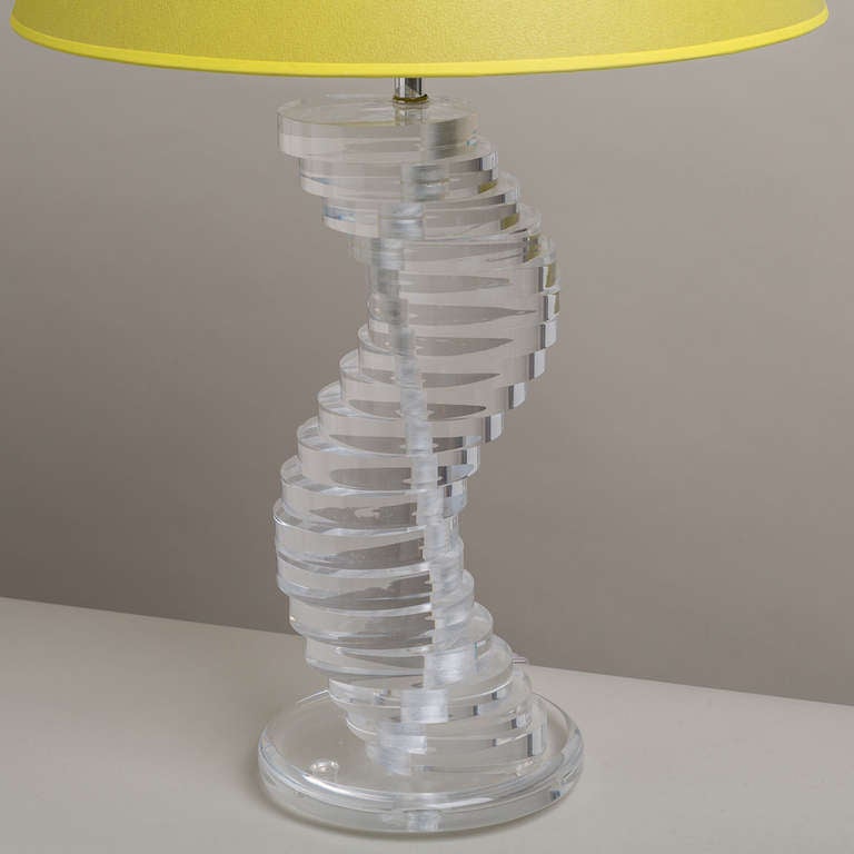 Pair of Spiral Lucite Stacked Table Lamps In Good Condition In London, GB