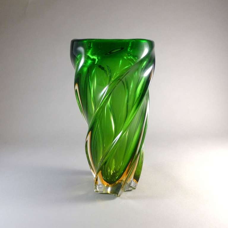 A Vibrant Green Twisted Glass Vase with Amber Base In Excellent Condition In London, GB