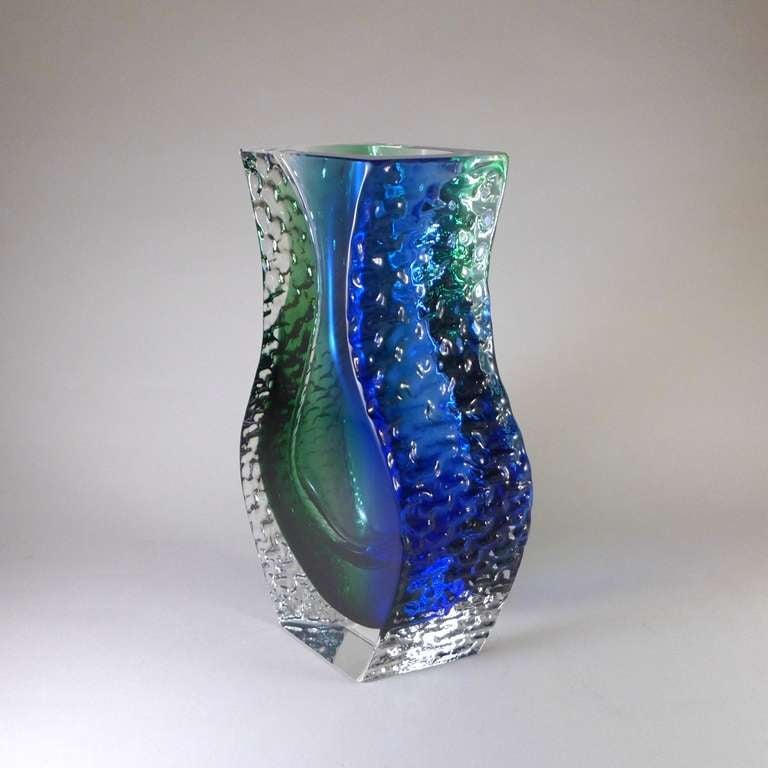 A Large Blue and Green Mandruzzato Vase In Excellent Condition For Sale In London, GB