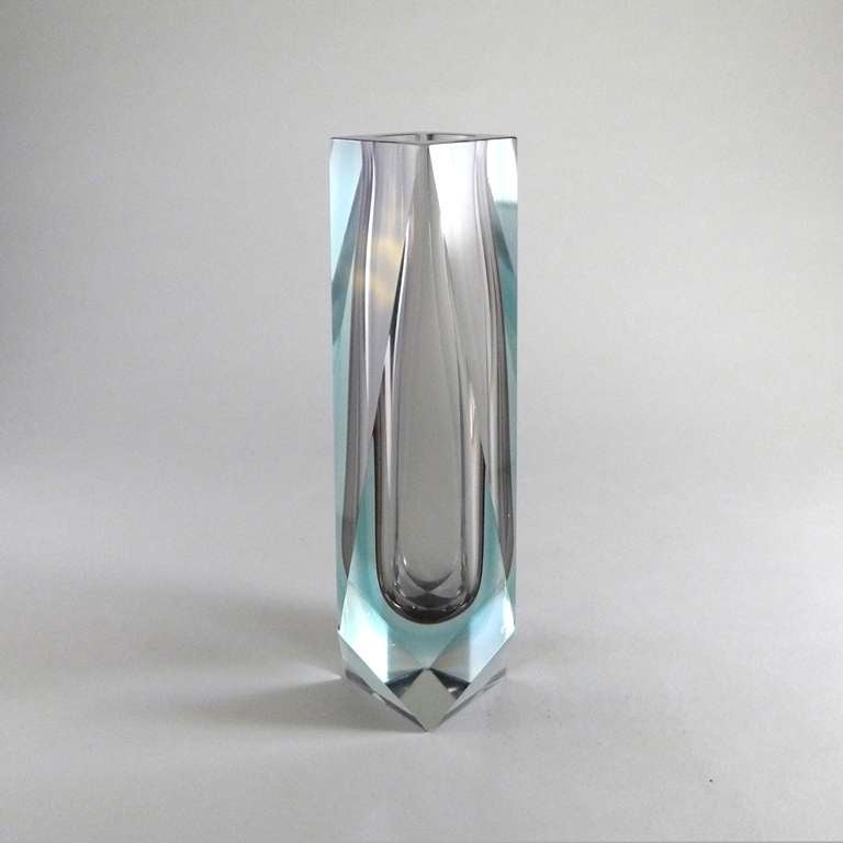 A Murano Sommerso Faceted Glass Vase with a Pale Grey Centre In Excellent Condition For Sale In London, GB