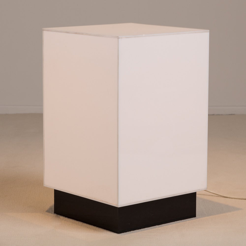 Small Single White Acrylic Light Box Side Table, 1970s In Good Condition For Sale In London, GB