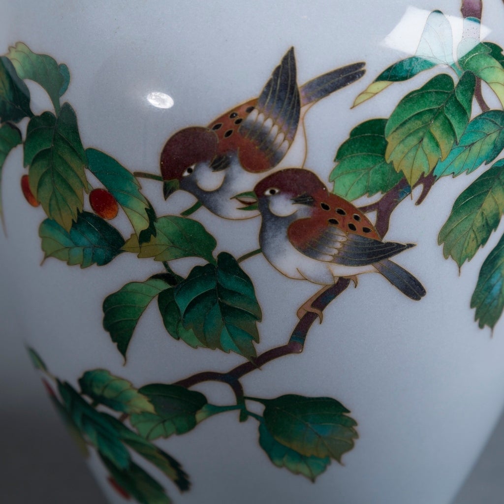 Japanese Cloisonné Enamel Vase from the Showa Period In Excellent Condition For Sale In London, GB