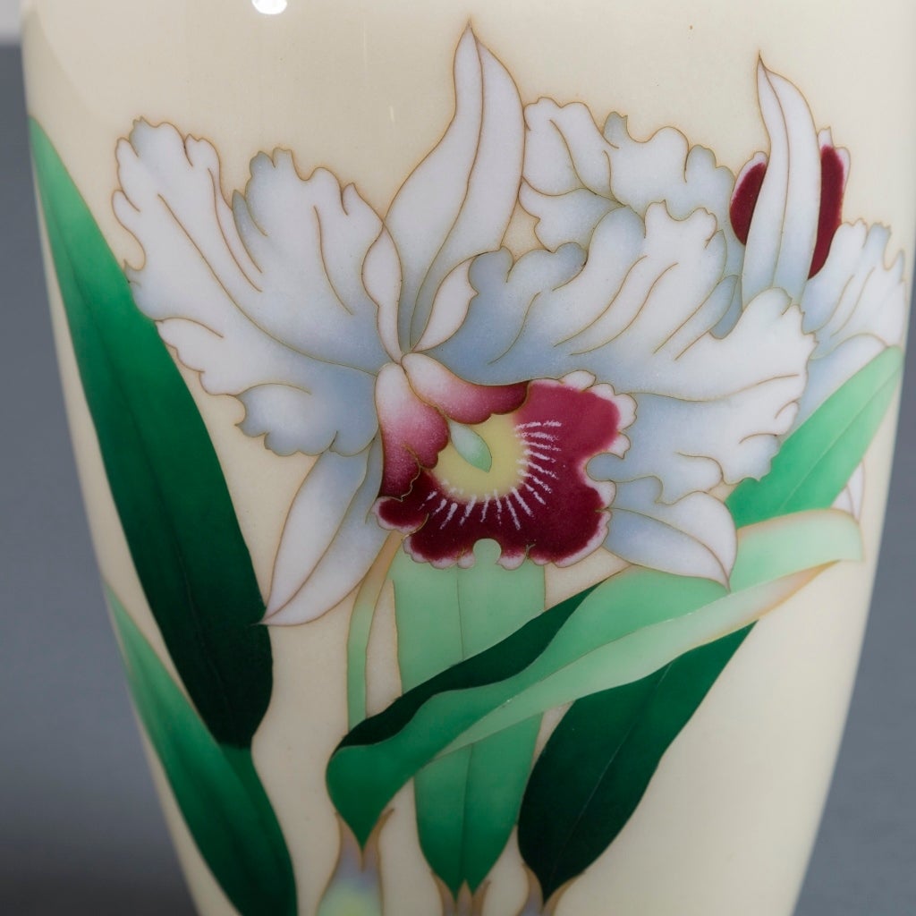 Japanese Cloisonné Enamel Vase from the Showa Period In Excellent Condition For Sale In London, GB