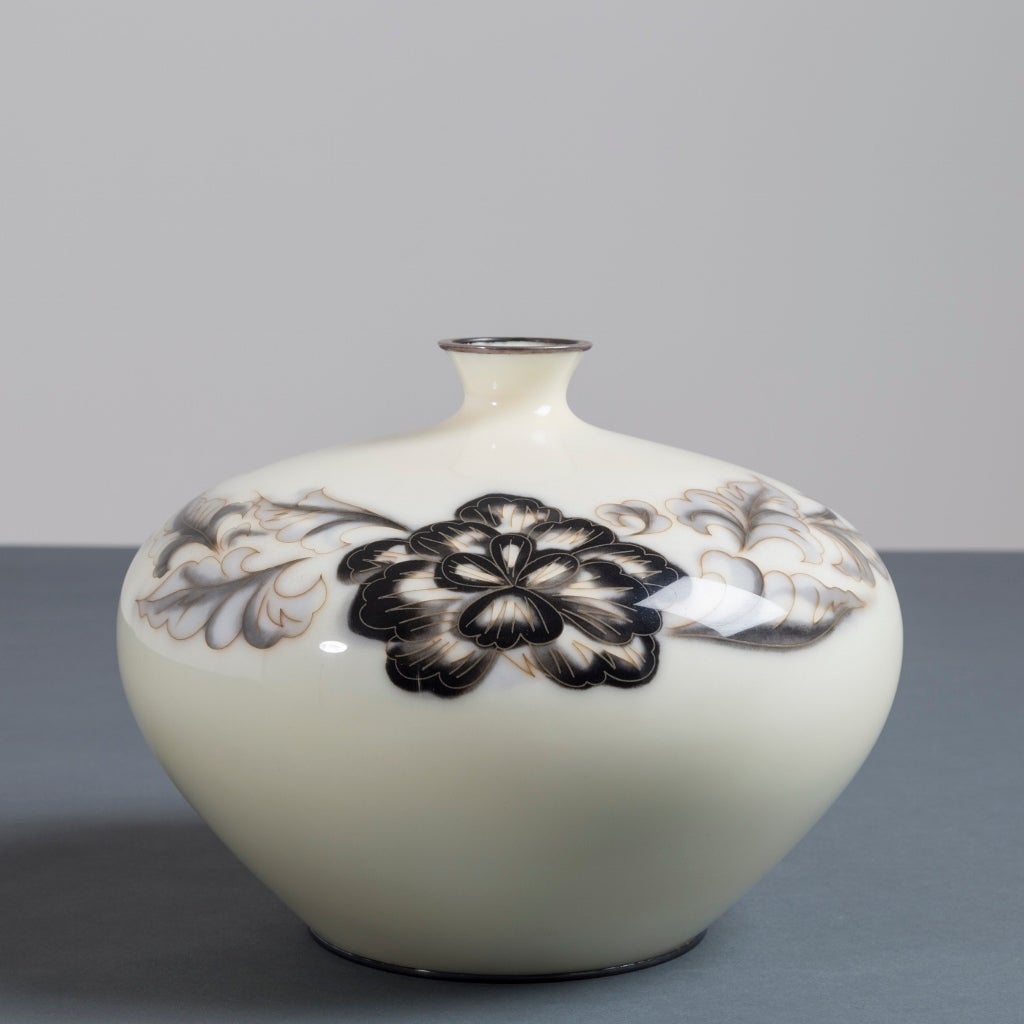 Japanese Cloisonné Cream Enamel Vase by Ando, circa 1930 In Excellent Condition For Sale In London, GB