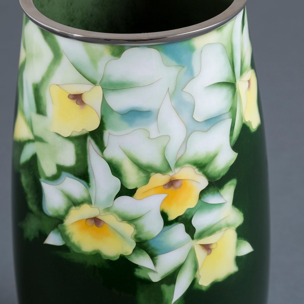 Japanese Cloisonné Green Enamel Vase, circa 1970 In Excellent Condition For Sale In London, GB