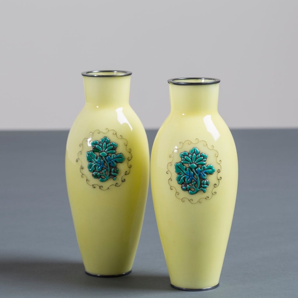 A pair of Japanese Cloisonne´ Yellow Enamel Vases with Moriage Decoration by Ando, circa 1920 