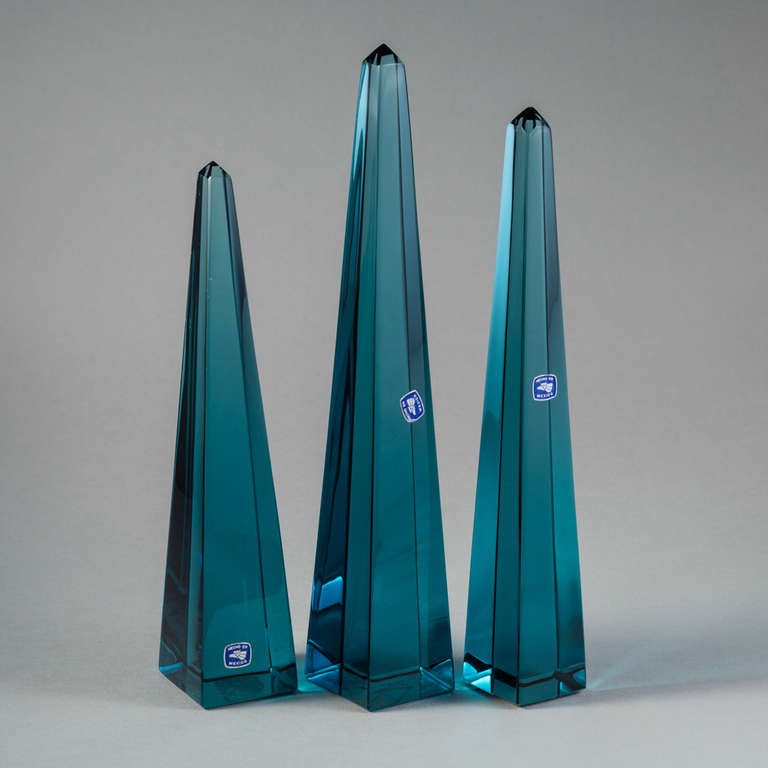 A Set of Three Teal Blue Glass Obelisks In Excellent Condition In London, GB