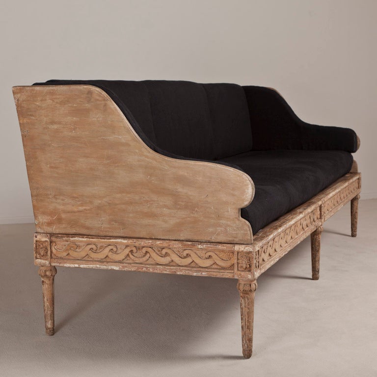 A Swedish Gustavian Trug Sofa In Excellent Condition In London, GB