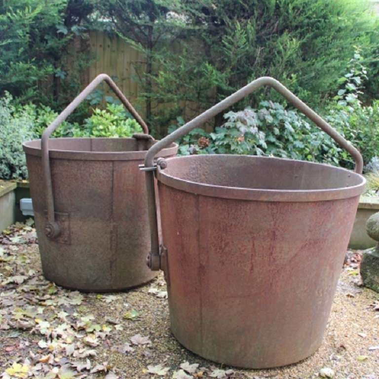 A Large Pair of 19th Century Cast Iron Foundry Buckets English circa 1850 In Good Condition In London, GB