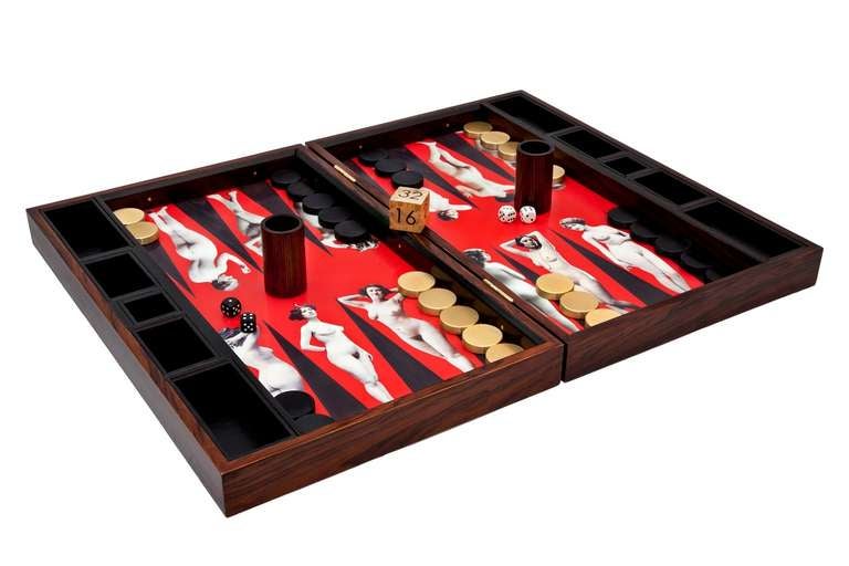 Intérieur : Plateau de backgammon en bois de fer avec surface de jeu en nus photographiques, finition en laque appliquée à la main.

Extérieur : Bois de fer avec charnières en laiton et fermetures coulissantes.

Pièces à jouer : Aluminium lesté