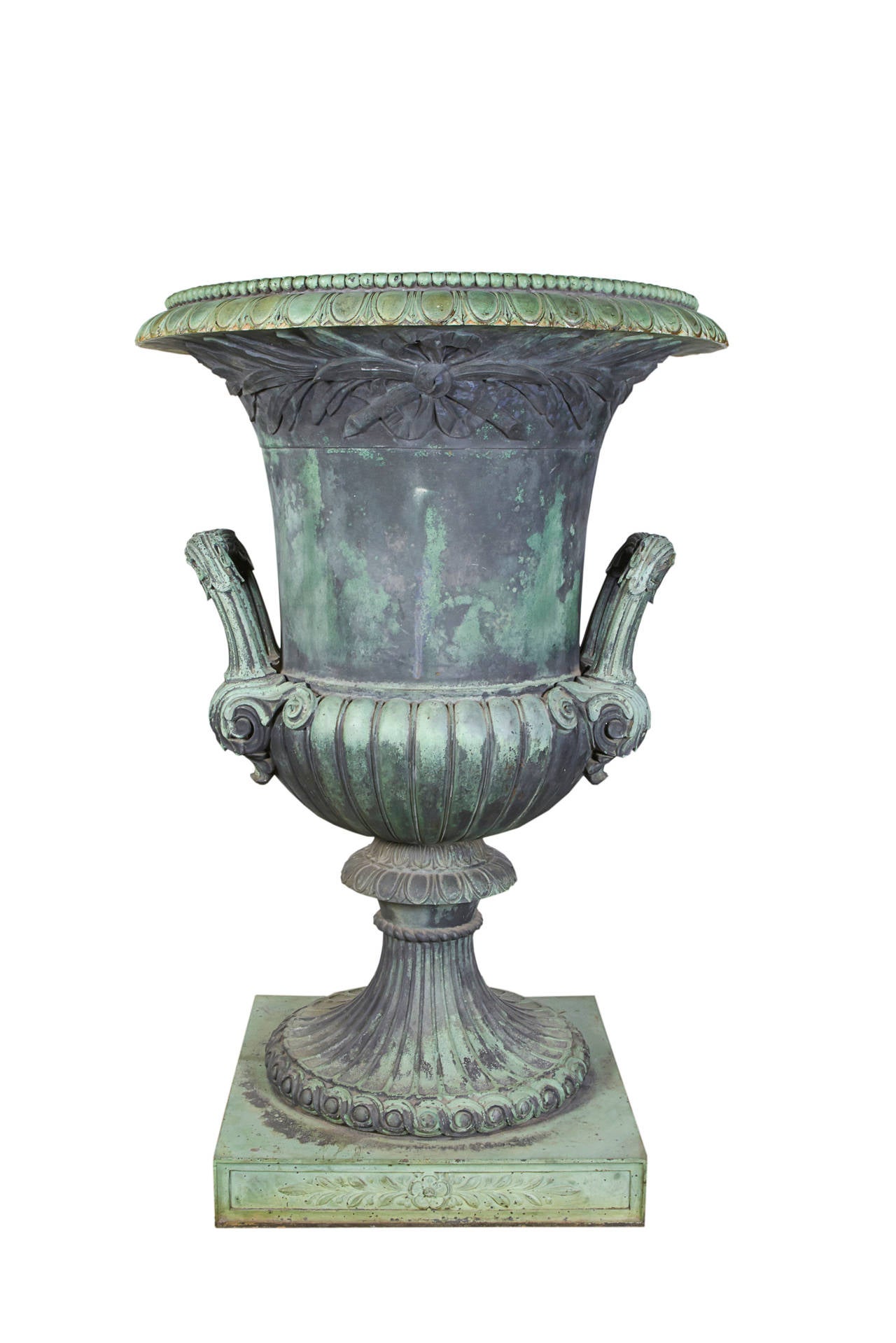 Cast Bronze Urn In Good Condition For Sale In New York, NY