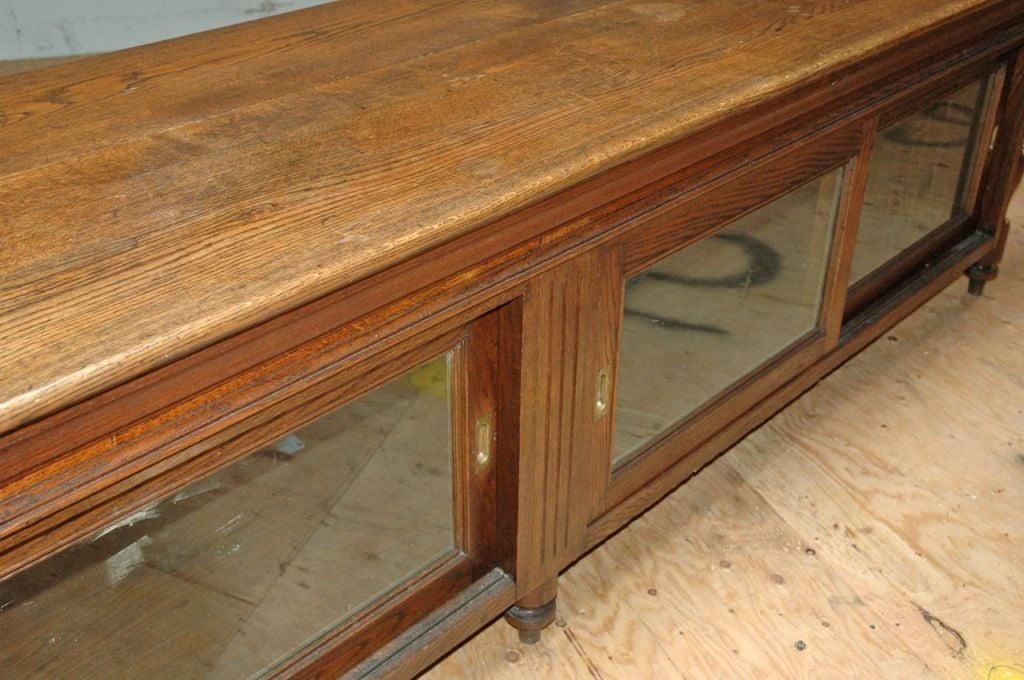 French Oak Display Case In Good Condition For Sale In New York, NY