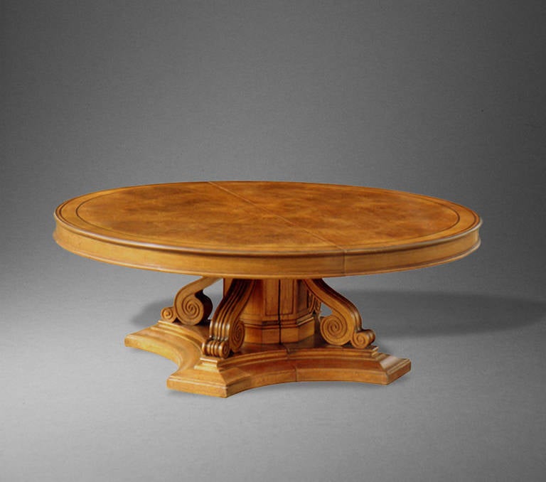An oak extending circular dining table.

Measures: 29.5