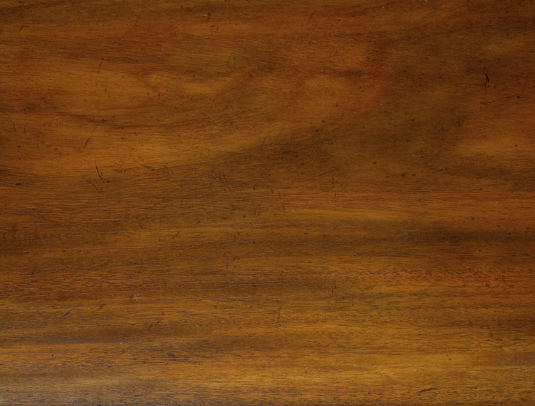 Kittinger Regency-Beistelltisch aus Nussbaumholz mit ausziehbaren Schreibflächen im Angebot 2