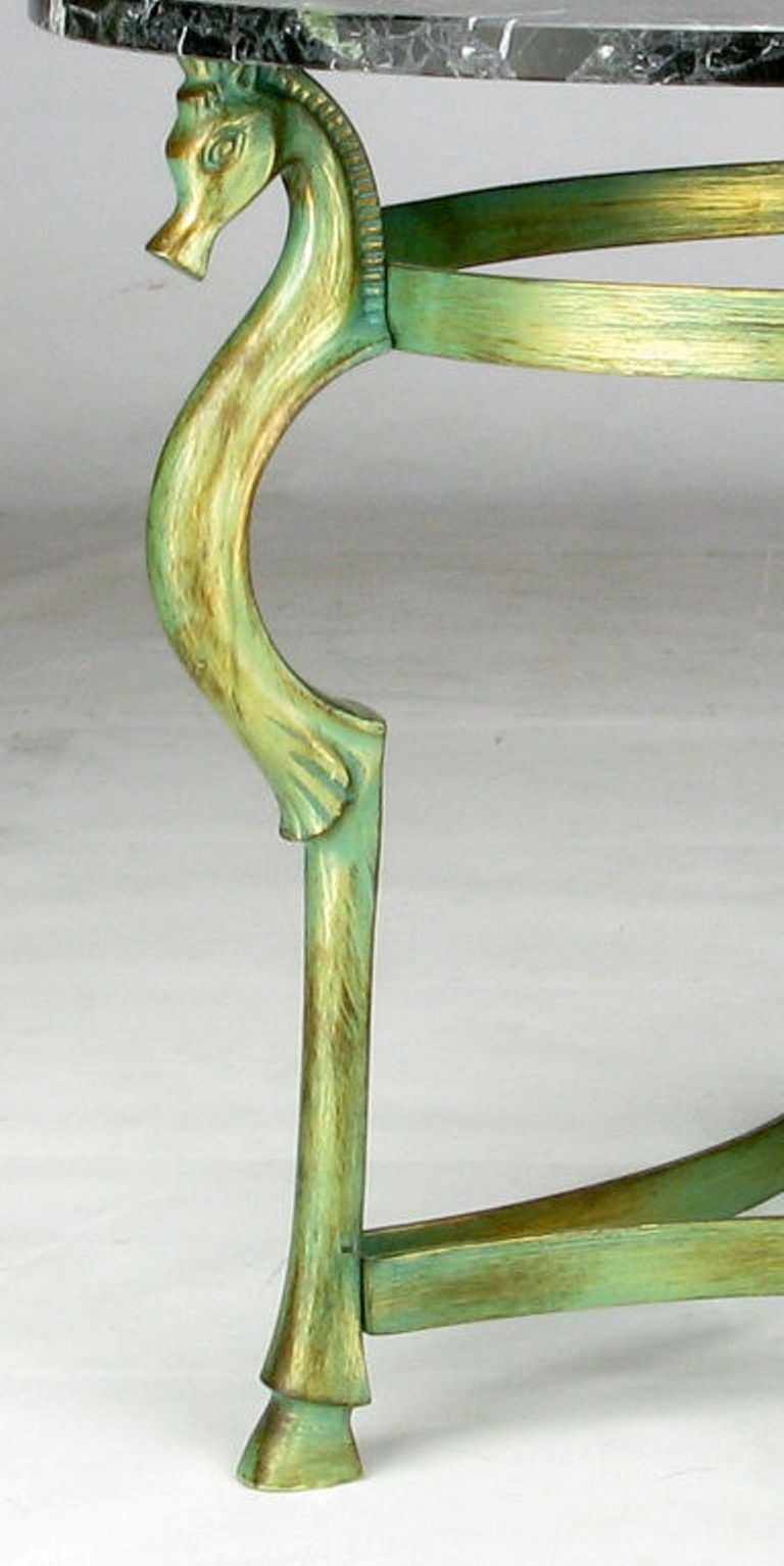 Italienischer italienischer Verde-Bronze-Beistelltisch mit Meerespferdenköpfen und Kapuzen im Angebot 1