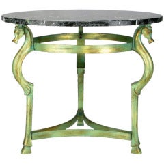 Table d'extrémité italienne Verde en bronze avec têtes d’hippocampes et sabots