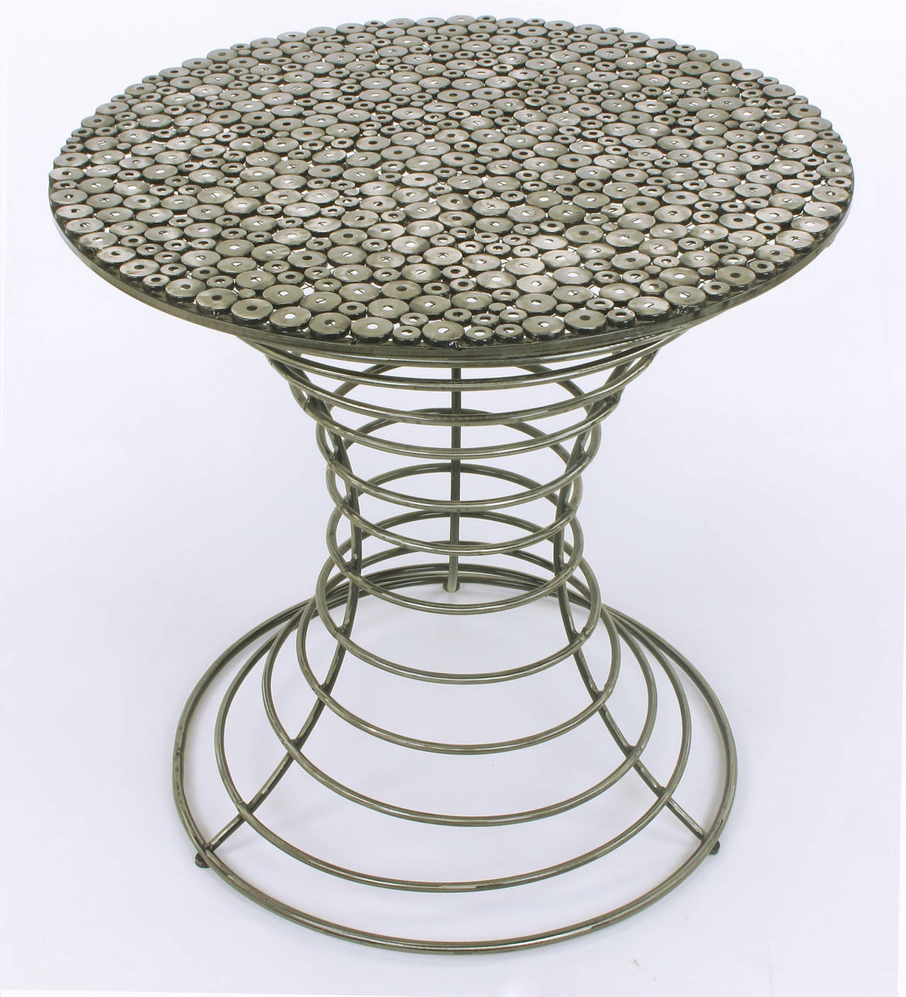 Ungewöhnlicher Tisch in Mittel- oder Bistrogröße aus runden Metallrohren, Metallscheiben, die mit einem Metallgitter verschweißt sind und mit einem durchscheinenden schwarzen Lack besprüht wurden, um die Kurven und nichtlinearen Aspekte dieses