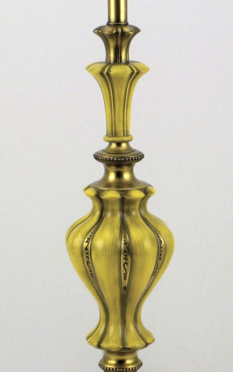 Paire de lampes de bureau Rembrandt en laiton et jaune safran vieilli Bon état - En vente à Chicago, IL