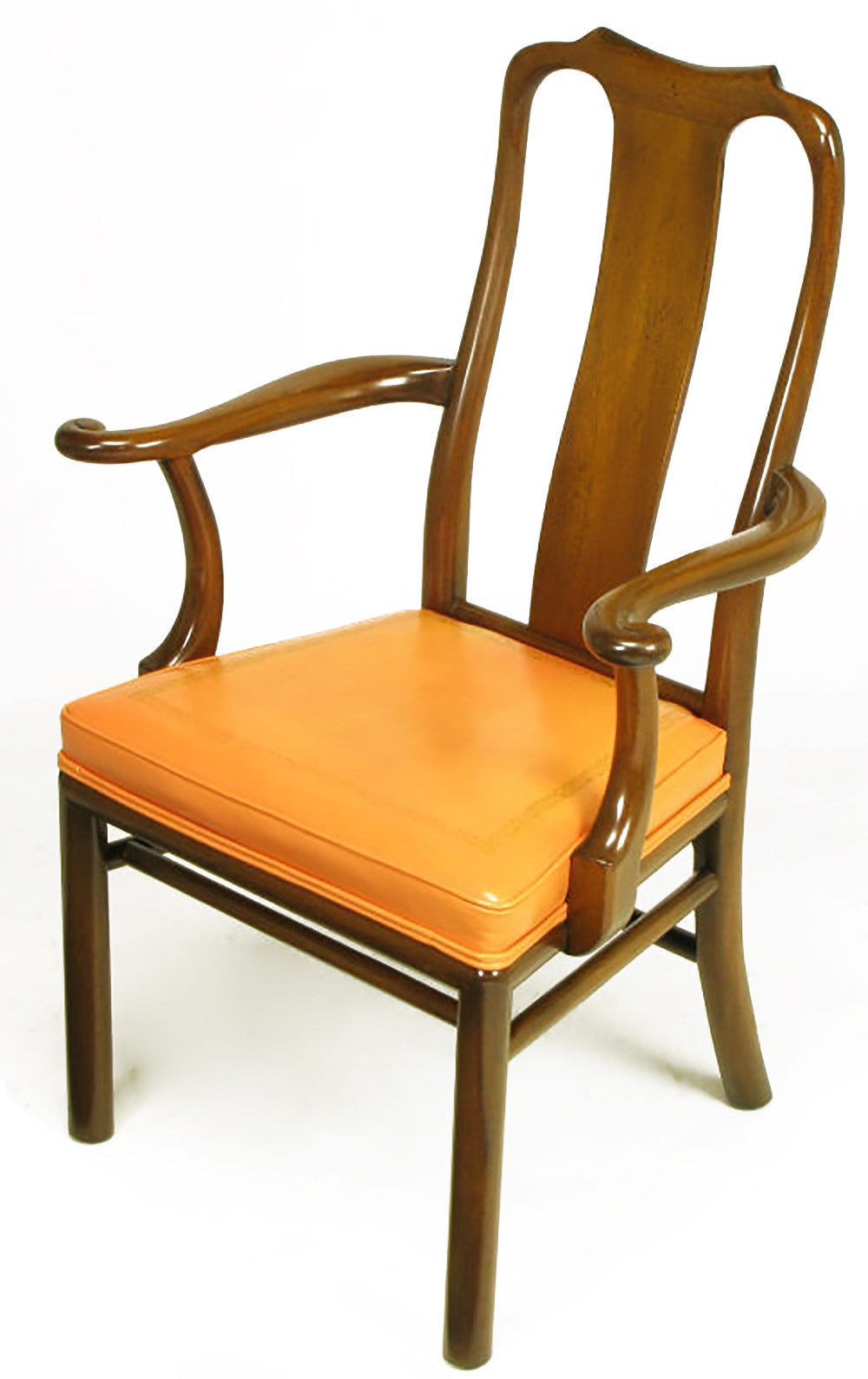 Esszimmerstühle, bestehend aus vier Beistellstühlen und zwei Sesseln. Hergestellt aus Nussbaumholz mit Sitzflächen aus genarbtem Lachsleder. Die geschwungenen Rückenlehnen im Queen-Anne-Stil und die mit Gold eingefassten Ledersitze mit