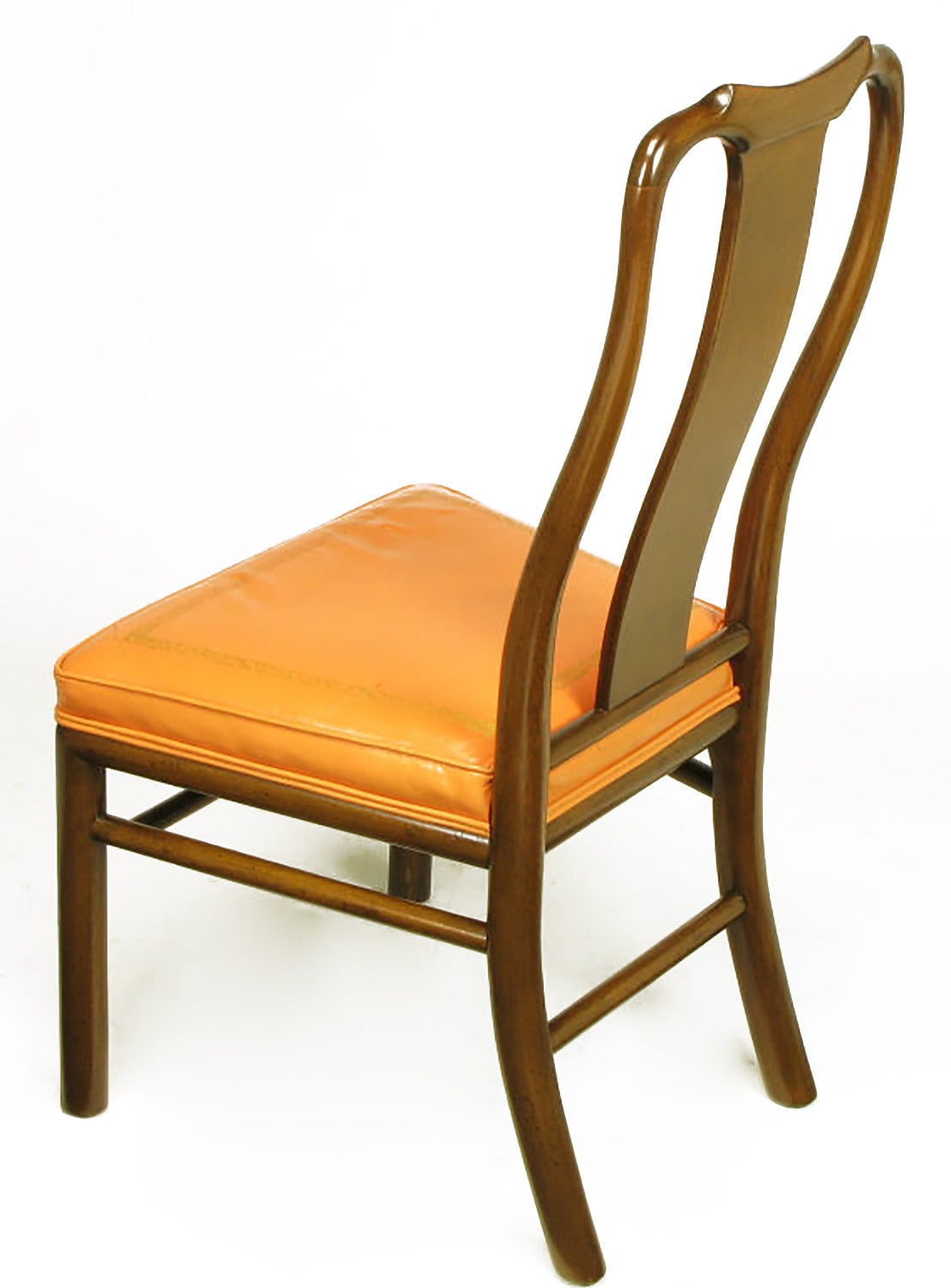 Milieu du XXe siècle Six chaises de salle à manger à dossier plat en noyer et cuir travaillé en vente