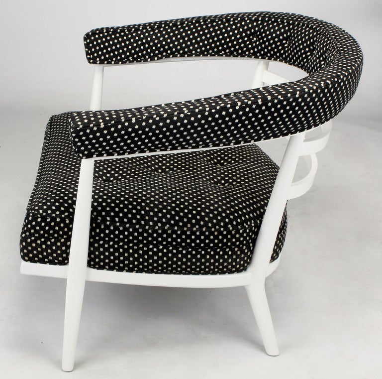 Milieu du XXe siècle Quatre chaises longues Bert England en laque blanche et à pois noirs en vente