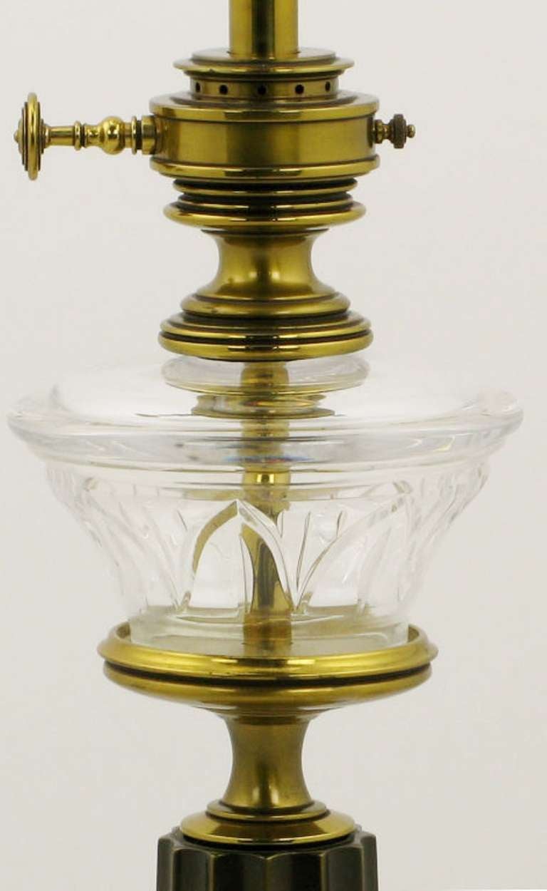 Paire de lampes de table réservoir à huile Stiffel en laiton et verre Bon état - En vente à Chicago, IL
