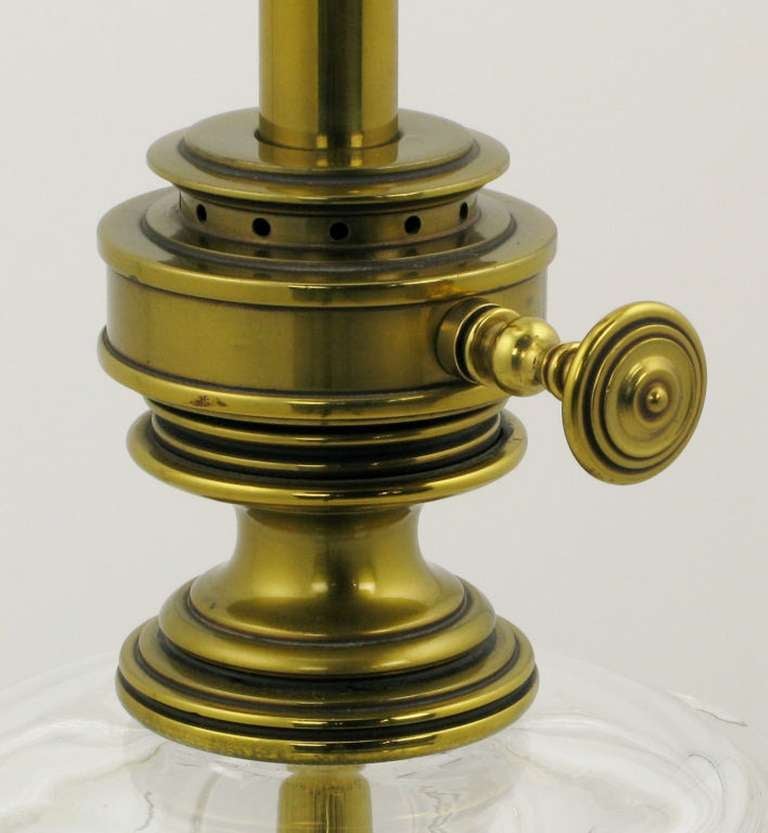 Milieu du XXe siècle Paire de lampes de table réservoir à huile Stiffel en laiton et verre en vente