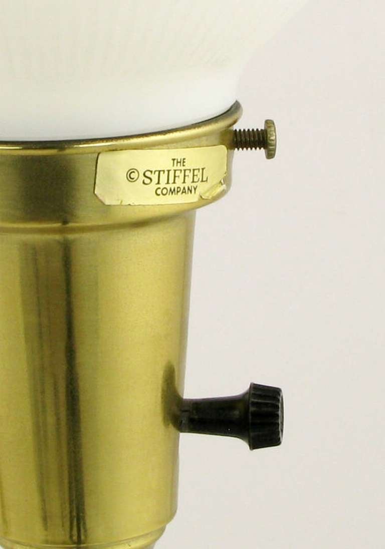 Paar Stiffel-Tischlampen, Messing und Glas, Öl Reservoir im Angebot 2