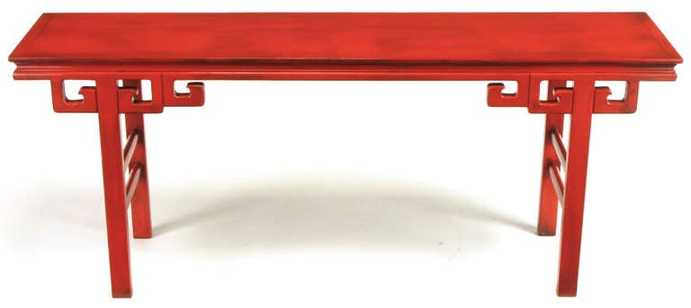 CIRCA 1950s Chinesisch Altar Tisch In Zinnober Lack (amerikanisch) im Angebot