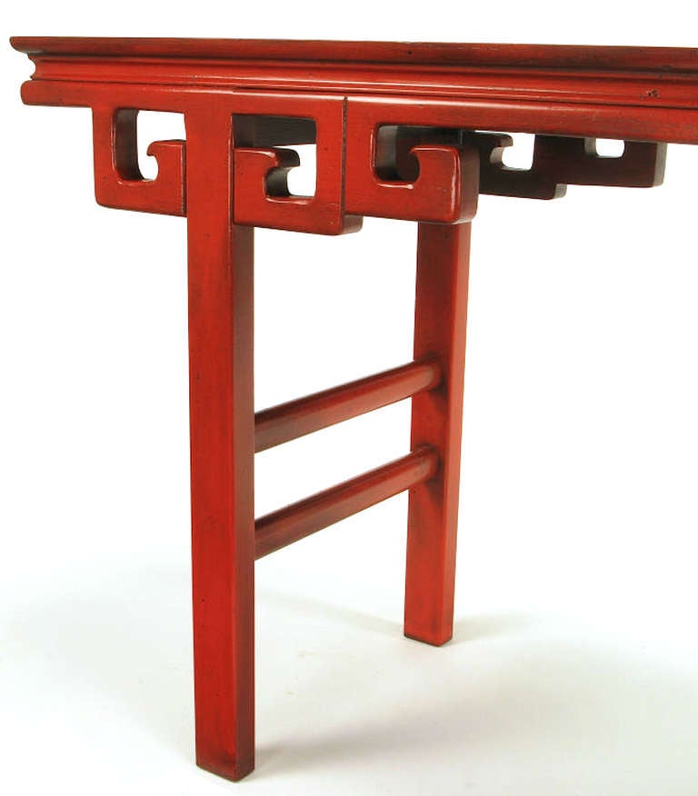 CIRCA 1950s Chinesisch Altar Tisch In Zinnober Lack im Angebot 1
