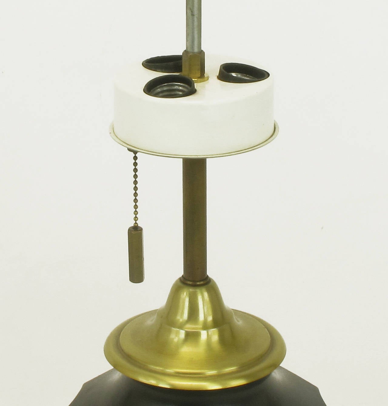 Paar neoklassizistische Lightolier-Tischlampen aus Messing und dunkelgrüner Urne in Urnenform im Angebot 1