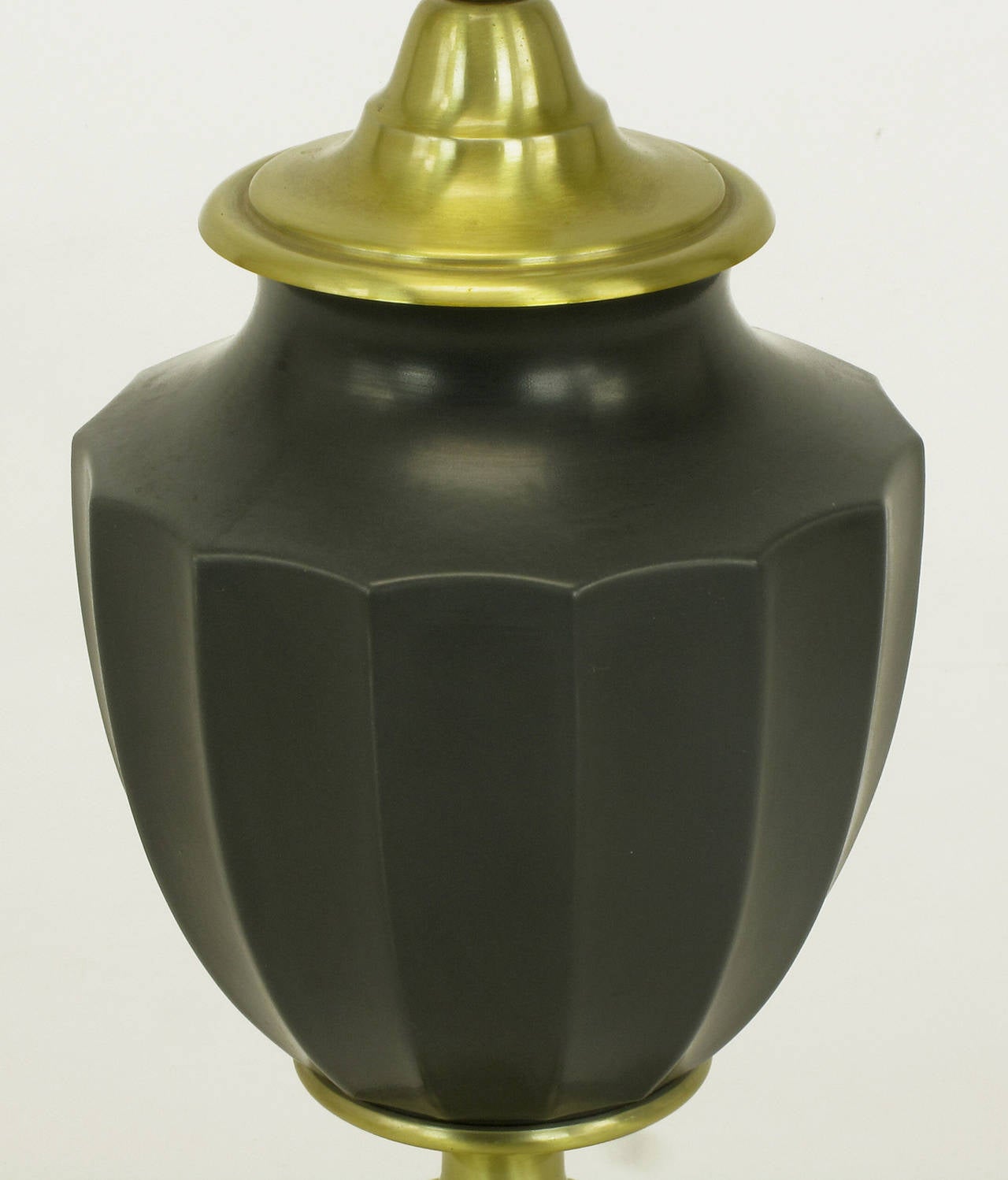 Paar neoklassizistische Lightolier-Tischlampen aus Messing und dunkelgrüner Urne in Urnenform im Angebot 2